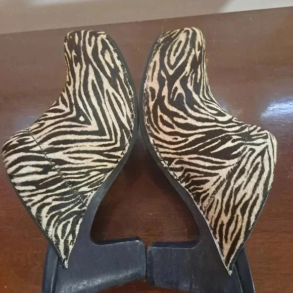 Dansko Clogs Zebra print Size 37 EUC - Picture 7 of 10